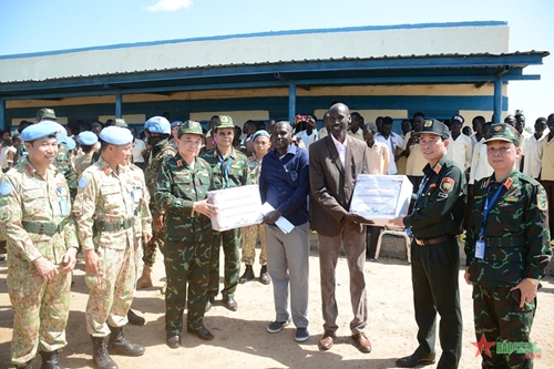 Thượng tướng Hoàng Xuân Chiến kiểm tra công trình Đội Công binh số 1 thi công tại Abyei